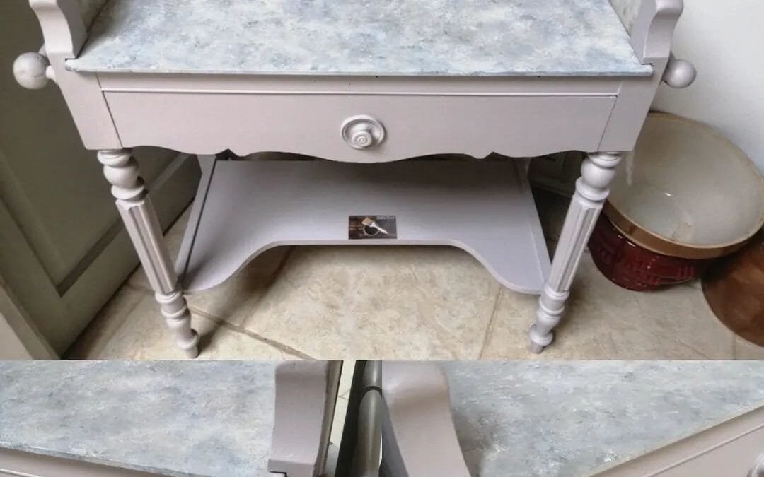 Table de toilette relookée avec un plateau en faux marbre et une peinture Little Greene pour une finition élégante et raffinée.