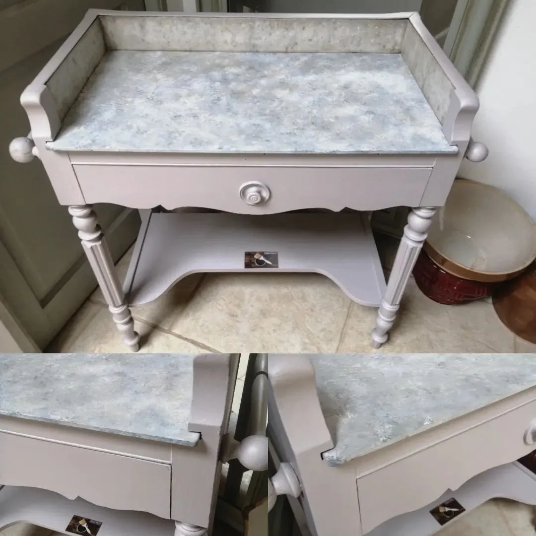 Table de toilette relookée avec un plateau en faux marbre et une peinture Little Greene pour une finition élégante et raffinée.