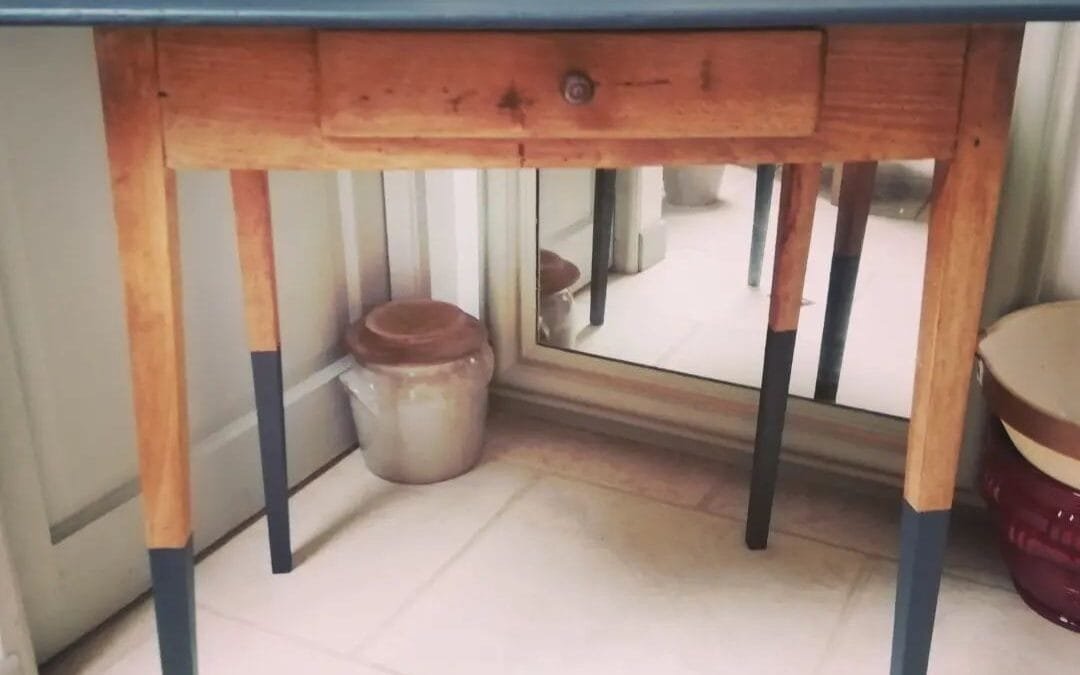 Relooking d'un bureau ancien en hêtre, rehaussé par une peinture Little Greene couleur fusain et une finition à la cire naturelle.