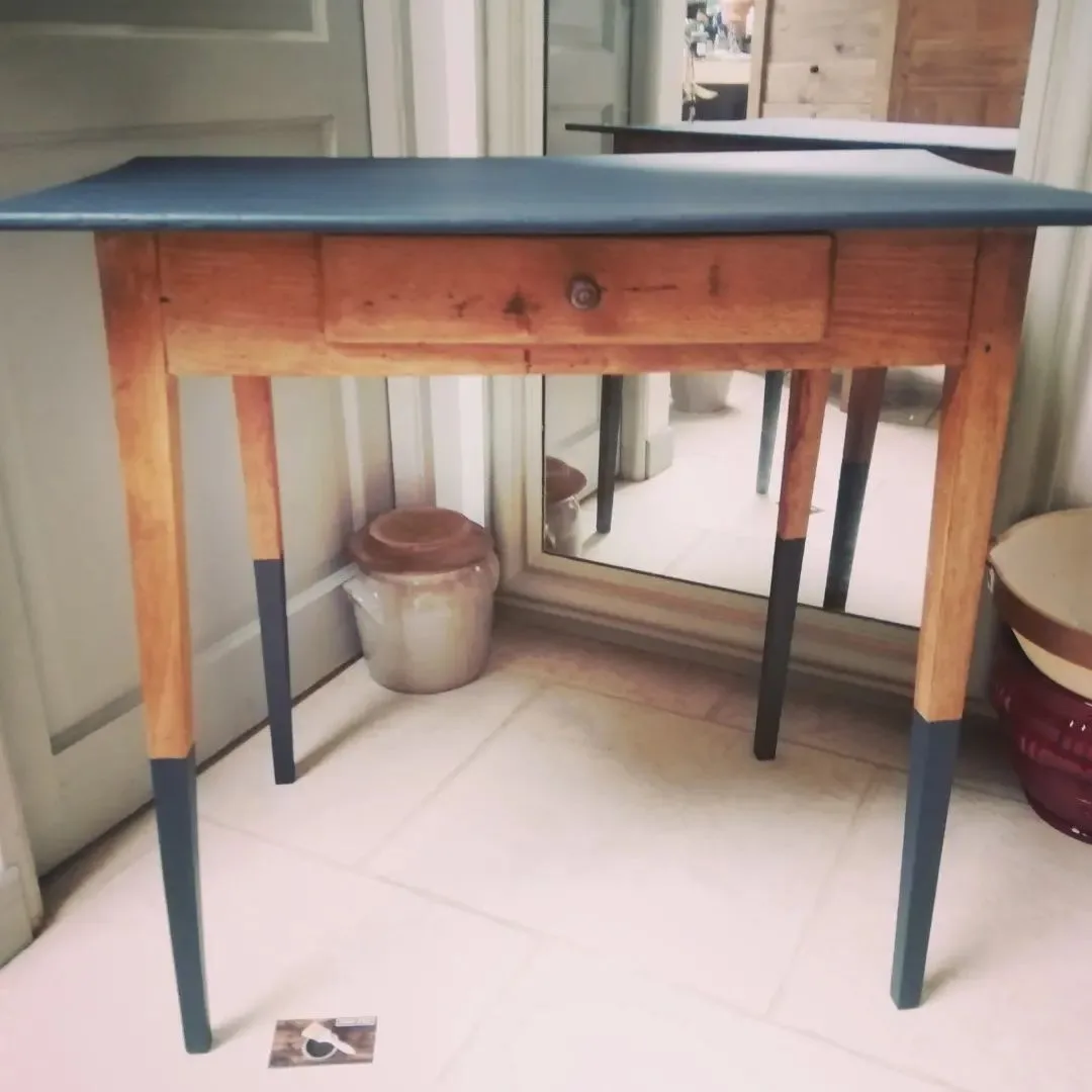 Relooking d'un bureau ancien en hêtre, rehaussé par une peinture Little Greene couleur fusain et une finition à la cire naturelle.