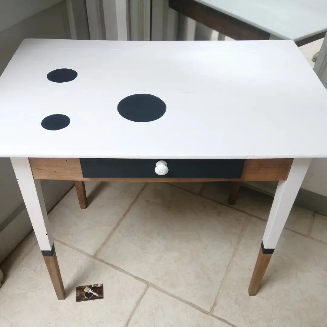 Relooking d'un bureau ancien en hêtre, peint avec des couleurs Little Green.